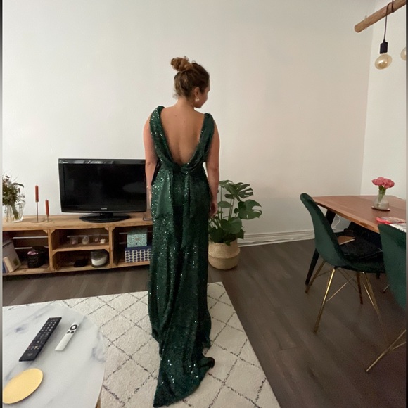 Mac Duggal Cowl Back Boat Neck Sequined Evening Gown in Emerald Green. Size 6. - Picture 10 of 11